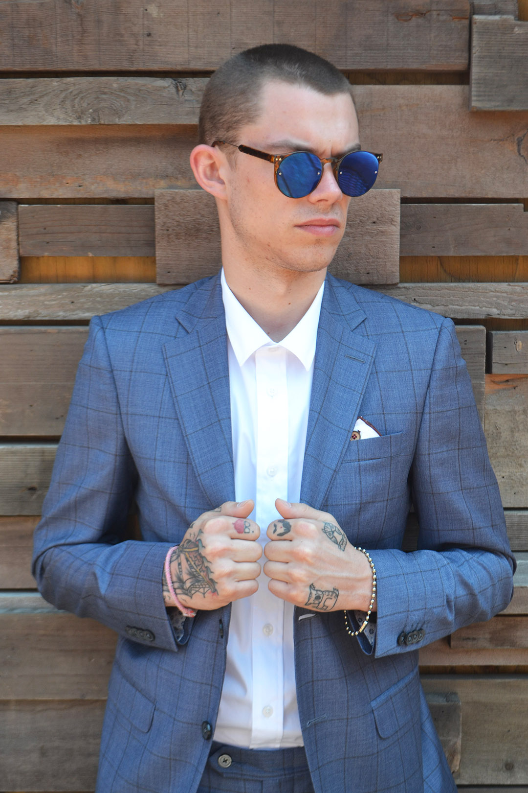 White short sleeve shirt with suit